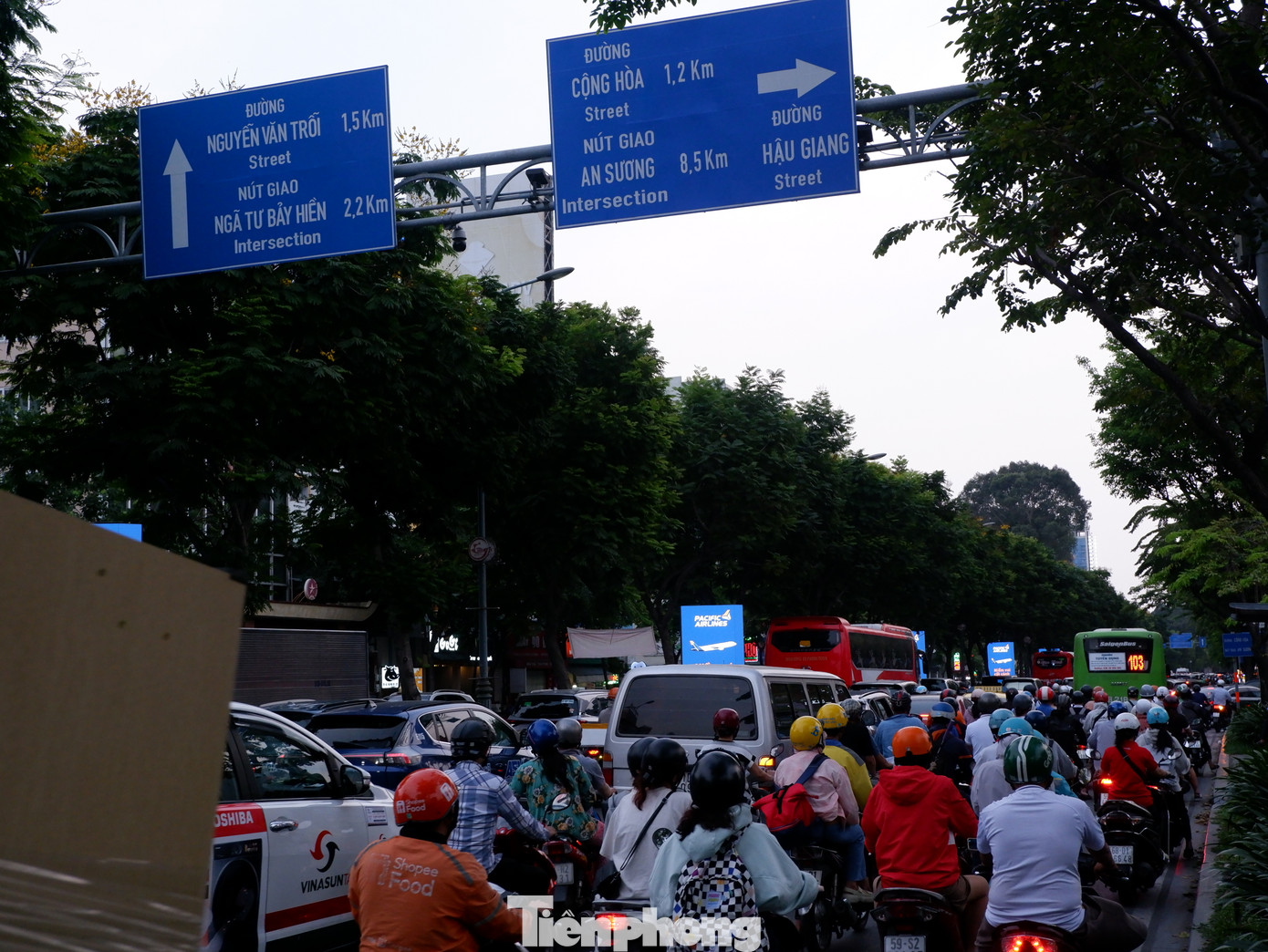Khu vực đường Trường Sơn (đoạn trước cảng HKQT Tân Sơn Nhất) thường xuyên ùn ứ vào khoảng thời gian 17-18h hằng ngày. Khu vực đường Trường Sơn (đoạn trước cảng HKQT Tân Sơn Nhất) thường xuyên ùn ứ vào khoảng thời gian 17-18h hằng ngày.
