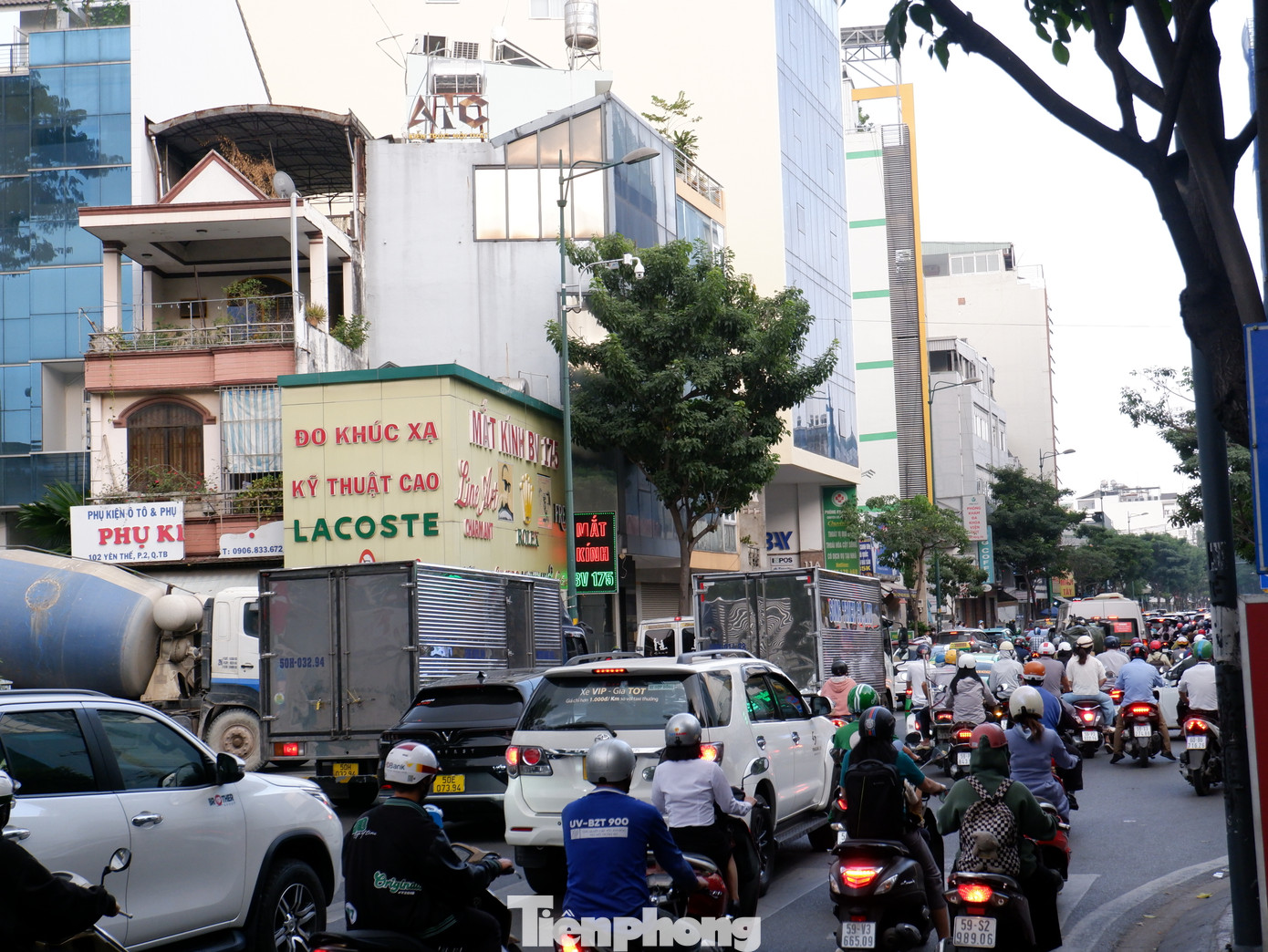 Để hạn chế ùn tắc cho khu vực cửa ngõ sân bay Tân Sơn Nhất, Trung tâm Quản lý hạ tầng giao thông đường bộ TPHCM đã đề xuất phương án cấm xe tải lưu thông trên đường Trường Sơn, Bạch Đằng (đoạn từ Hồng Hà đến Trường Sơn) và Hồng Hà (đoạn từ Trường Sơn đến Hồng Hà) từ 6h - 20h mỗi ngày. Dự kiến thời gian áp dụng từ ngày 1/9/2024. Từ ngày 1/1/2025, tăng thời gian cấm xe tải lưu thông từ 6h - 22h. Để hạn chế ùn tắc cho khu vực cửa ngõ sân bay Tân Sơn Nhất, Trung tâm Quản lý hạ tầng giao thông đường bộ TPHCM đã đề xuất phương án cấm xe tải lưu thông trên đường Trường Sơn, Bạch Đằng (đoạn từ Hồng Hà đến Trường Sơn) và Hồng Hà (đoạn từ Trường Sơn đến Hồng Hà) từ 6h - 20h mỗi ngày. Dự kiến thời gian áp dụng từ ngày 1/9/2024. Từ ngày 1/1/2025, tăng thời gian cấm xe tải lưu thông từ 6h - 22h.