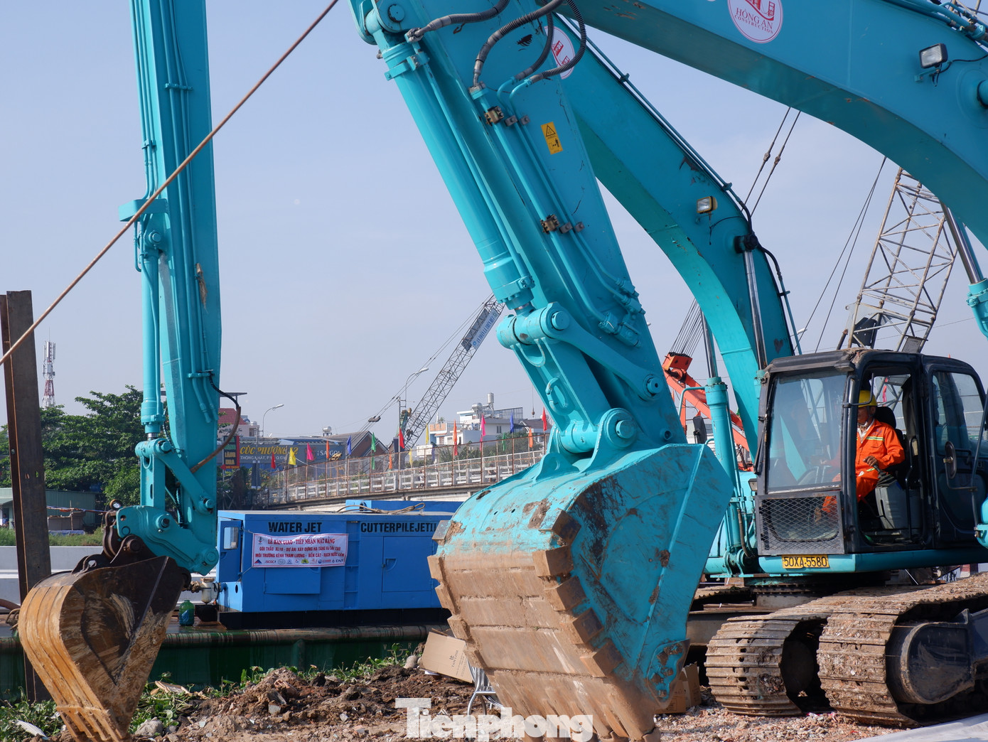 "Chủ đầu tư sẽ tập trung chỉ đạo các đơn vị tư vấn, nhà thầu thi công xây dựng huy động nhân lực, thiết bị thi công, vật tư, vật liệu và có kế hoạch thi công chi tiết. Bên cạnh đó, chủ đầu tư sẽ phối hợp với các sở ngành, đặc biệt là các địa phương để đảm bảo hoàn thành dự án theo kế hoạch vào dịp 30/4/2025, đảm bảo chất lượng công trình, mỹ quan đô thị và an toàn lao động, an toàn vệ sinh môi trường"- ông Dũng cho biết.