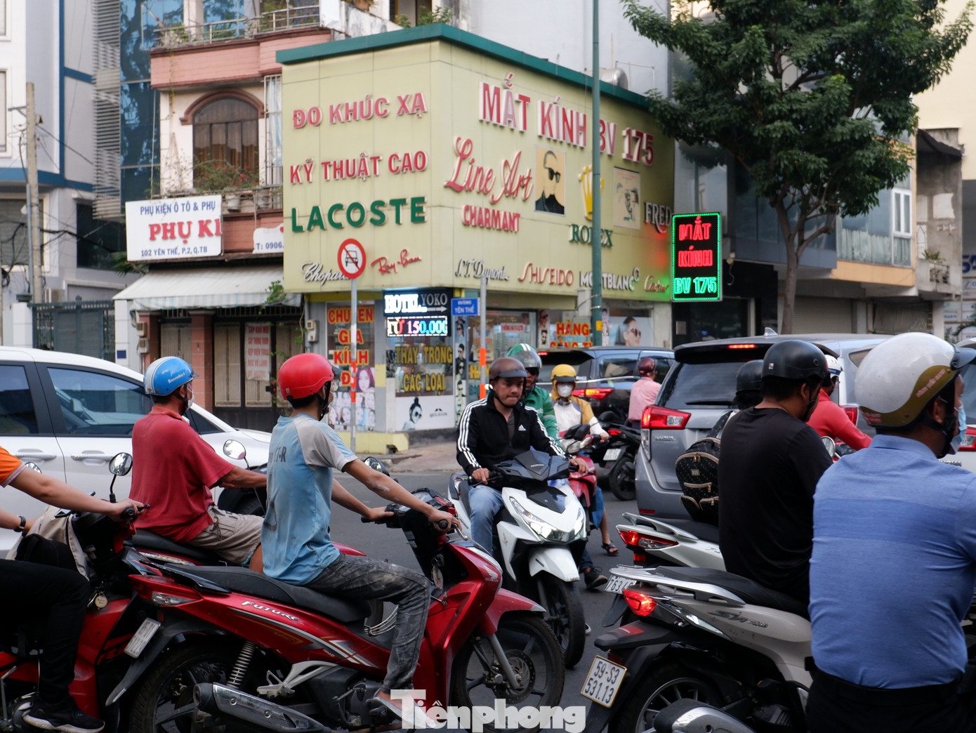 Khu vực điểm giao giữa đường Hồng Hà với đường Yên Thế (quận Tân Bình) cũng thường xuyên ùn ứ trong giờ cao điểm. Khu vực điểm giao giữa đường Hồng Hà với đường Yên Thế (quận Tân Bình) cũng thường xuyên ùn ứ trong giờ cao điểm.