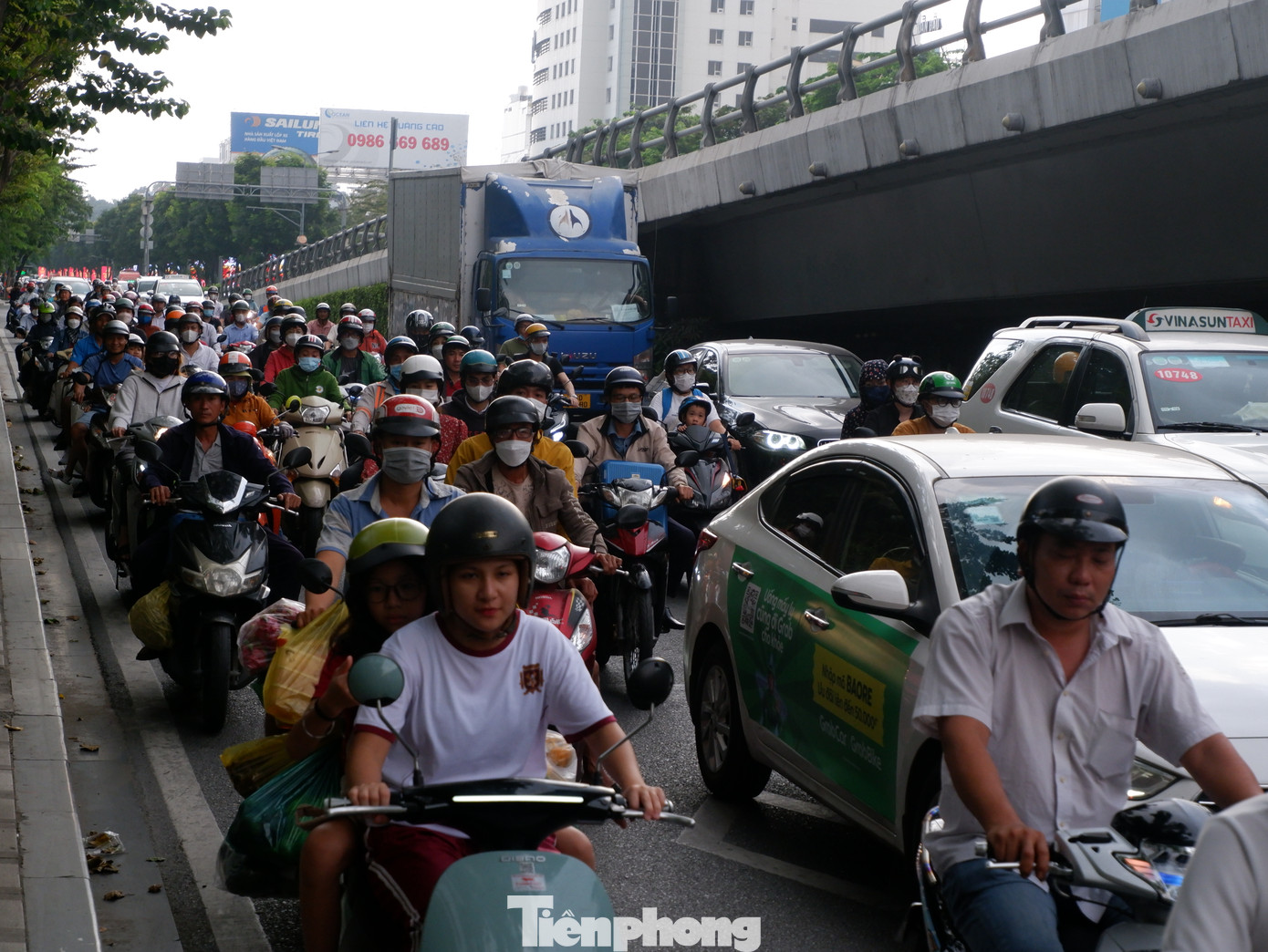 Một đoạn đường Trường Sơn (cạnh cầu vượt đi vào ga quốc tế - Cảng HKQT Tân Sơn Nhất) thường xuyên xảy ra tình trạng ùn ứ vào giờ cao điểm. (Hình ảnh ghi nhận vào chiều 17/1) Một đoạn đường Trường Sơn (cạnh cầu vượt đi vào ga quốc tế - Cảng HKQT Tân Sơn Nhất) thường xuyên xảy ra tình trạng ùn ứ vào giờ cao điểm. (Hình ảnh ghi nhận vào chiều 17/1)