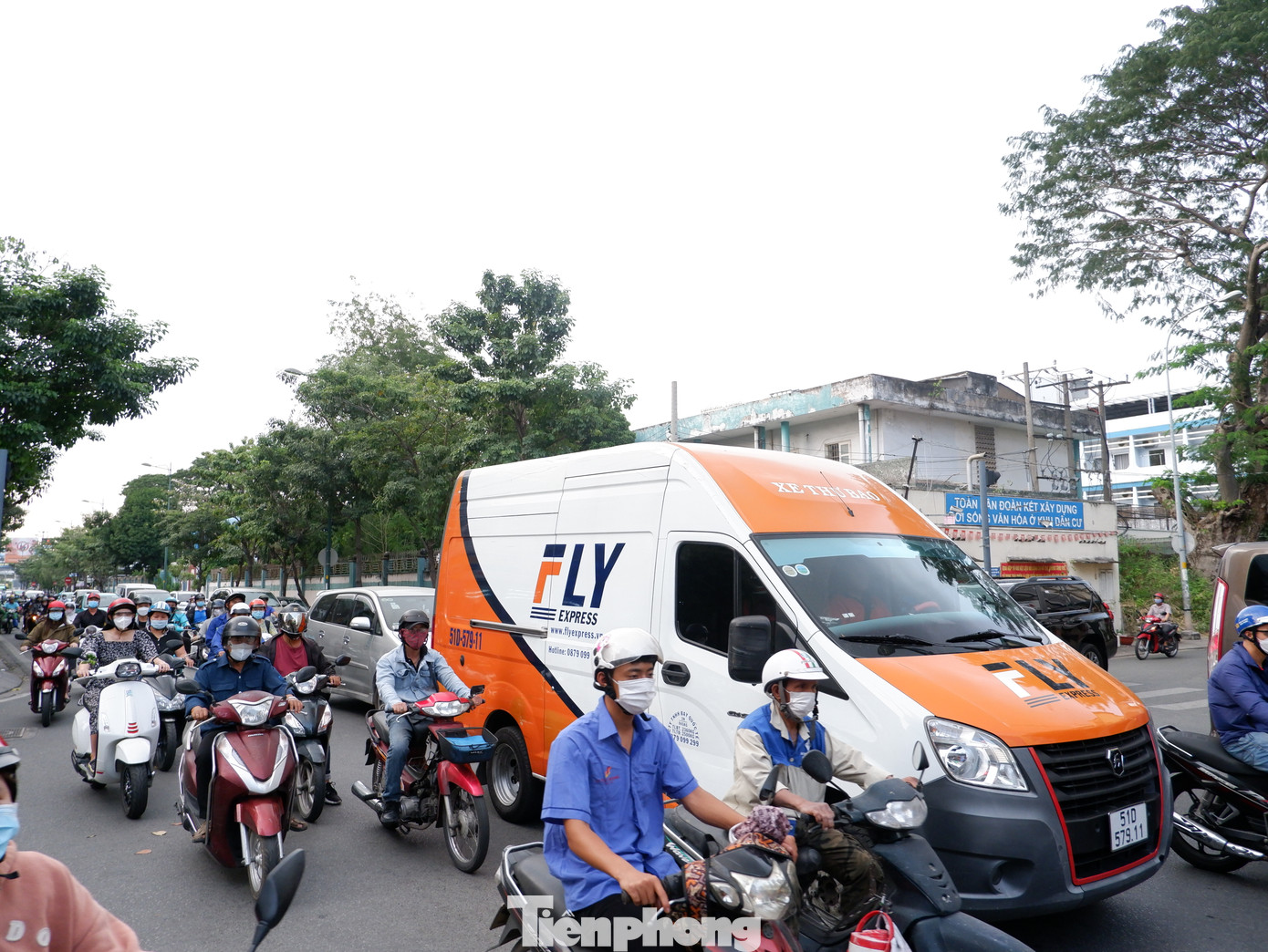 Theo Trung tâm Quản lý hạ tầng giao thông đường bộ TPHCM, hiện nay mật độ phương tiện di chuyển trên đường Trường Sơn, Hồng Hà, Bạch Đằng rất lớn, vượt quá khả năng thông hành của các tuyến đường trên. (Ảnh ghi nhận tại khu vực đường Hồng Hà vào lúc 16h50 ngày 17/1) Theo Trung tâm Quản lý hạ tầng giao thông đường bộ TPHCM, hiện nay mật độ phương tiện di chuyển trên đường Trường Sơn, Hồng Hà, Bạch Đằng rất lớn, vượt quá khả năng thông hành của các tuyến đường trên. (Ảnh ghi nhận tại khu vực đường Hồng Hà vào lúc 16h50 ngày 17/1)
