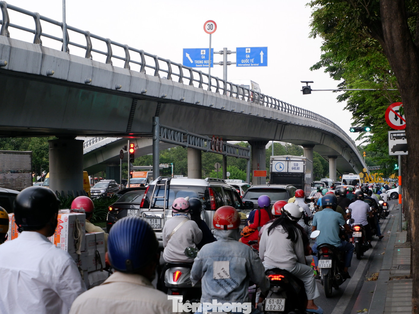 Một đoạn đường Trường Sơn (cạnh cầu vượt đi vào ga quốc tế - Cảng HKQT Tân Sơn Nhất) thường xuyên xảy ra tình trạng ùn ứ vào giờ cao điểm. (Hình ảnh ghi nhận vào chiều 17/1) Một đoạn đường Trường Sơn (cạnh cầu vượt đi vào ga quốc tế - Cảng HKQT Tân Sơn Nhất) thường xuyên xảy ra tình trạng ùn ứ vào giờ cao điểm. (Hình ảnh ghi nhận vào chiều 17/1)