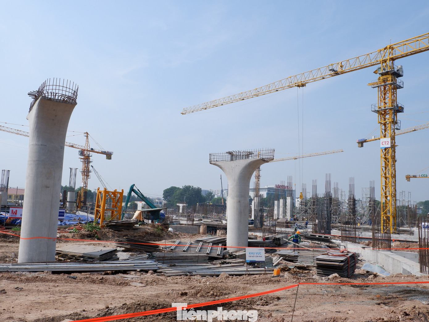 Phần trụ thuộc hệ thống đường tầng trên cao (cầu cạn) trước nhà ga đang dần hình thành.