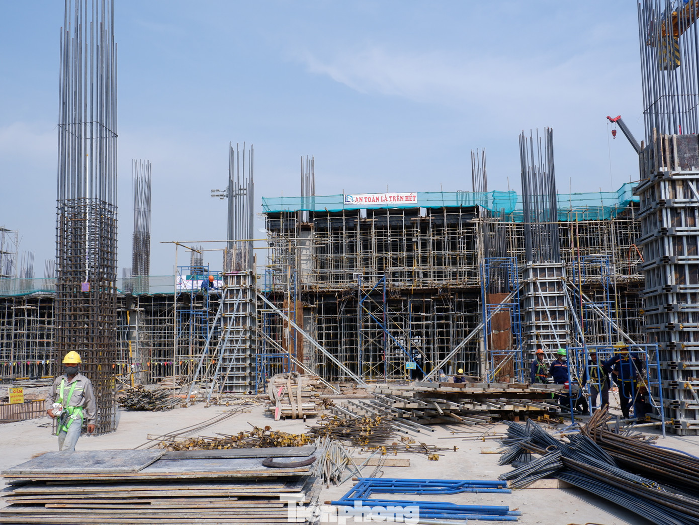 Đại diện Ban Quản lý dự án cho biết, bắt đầu từ ngày 15/5/2024 sẽ thực hiện xong phần kết cấu thép và phủ mái lớp 1 để tránh được mùa mưa ở TPHCM diễn ra vào khoảng tháng 9 đến tháng 10.