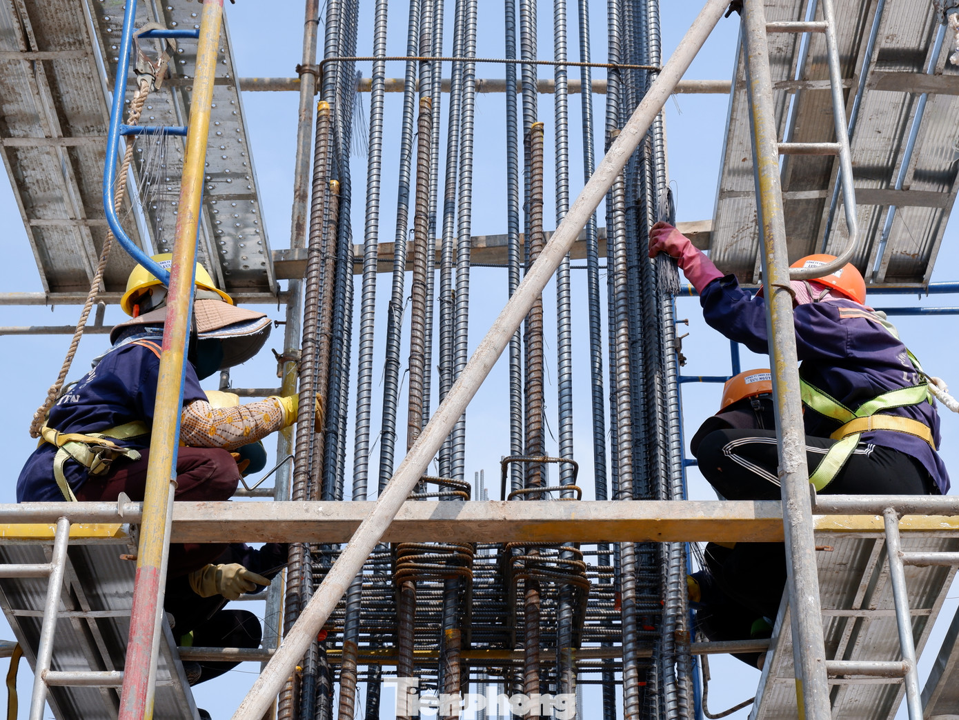 Theo ông Nguyễn Đức Toàn - Giám đốc Ban điều hành dự án, hiện nay có khoảng 1.400 công nhân đang thi công trên công trường. Dự kiến sau kỳ nghỉ Tết, nhiều công tác xây dựng được triển khai nên số lượng công nhân có thể tăng lên trên 2.000 người.