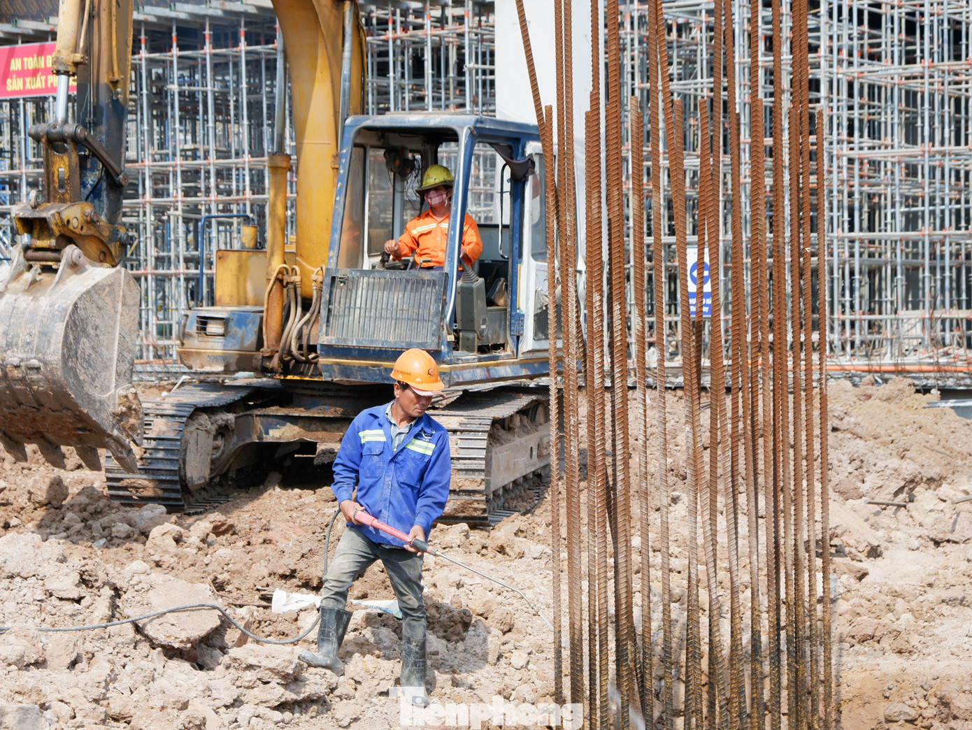 Hiện các nhà thầu đang chia nhỏ khu vực thi công để thi công cuốn chiếu, thực hiện thi công 2 ca trong ngày (từ 6 giờ sáng đến 10 giờ đêm trừ các công việc vận chuyển bê tông, vật liệu, đổ thải hoạt động xuyên đêm).