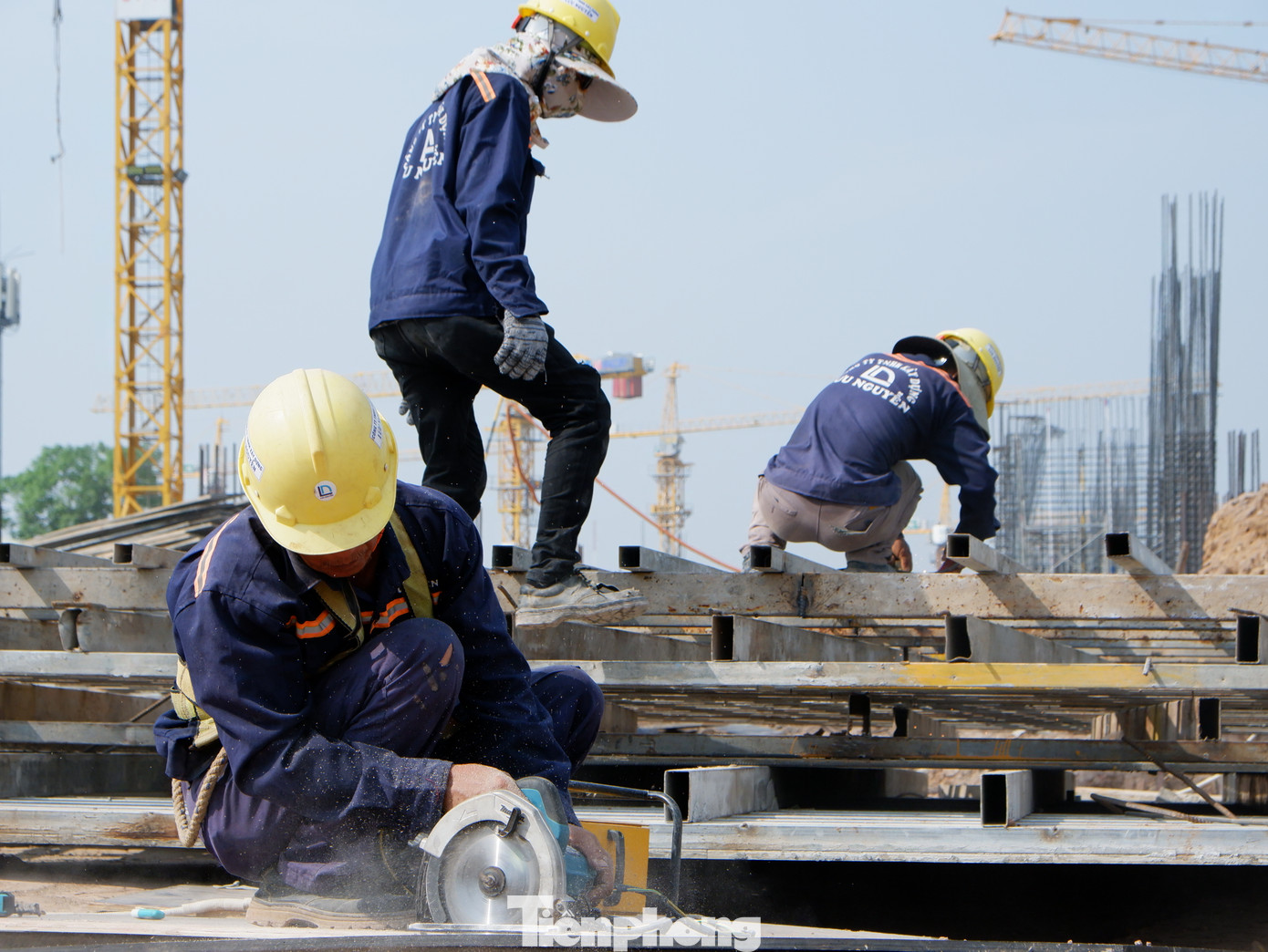 Theo ghi nhận của PV, những ngày cận Tết Nguyên đán 2024, công trường dự án xây dựng nhà ga T3 - Cảng HKQT Tân Sơn Nhất (quận Tân Bình, TPHCM) luôn tất bật, nhộn nhịp.