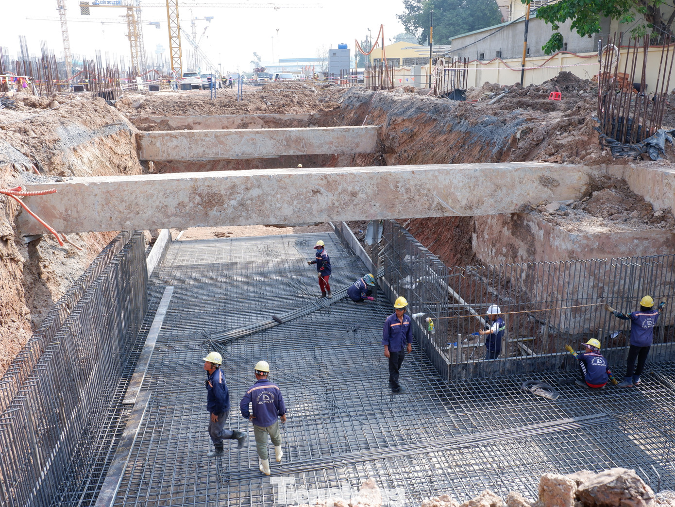 “Chúng tôi yêu cầu tất cả các nhà thầu phải đăng ký kế hoạch thi công trong 15 ngày. Sau 15 ngày sẽ tiến hành họp kiểm điểm tiến độ, đơn vị nào không đảm bảo tiến độ thì 15 ngày tiếp theo phải thực hiện sản lượng của 15 ngày đó cộng với kế hoạch bù phần việc không thực xong trong 15 ngày trước đó. Chúng tôi phải kiếm soát quá trình để không xảy ra nguy cơ chậm tiến độ. Nhà thầu nào mà 3 lần không làm được thì phải có phương án thay thế”- ông Lê Khắc Hồng - Trưởng Ban Quản lý dự án thông tin.