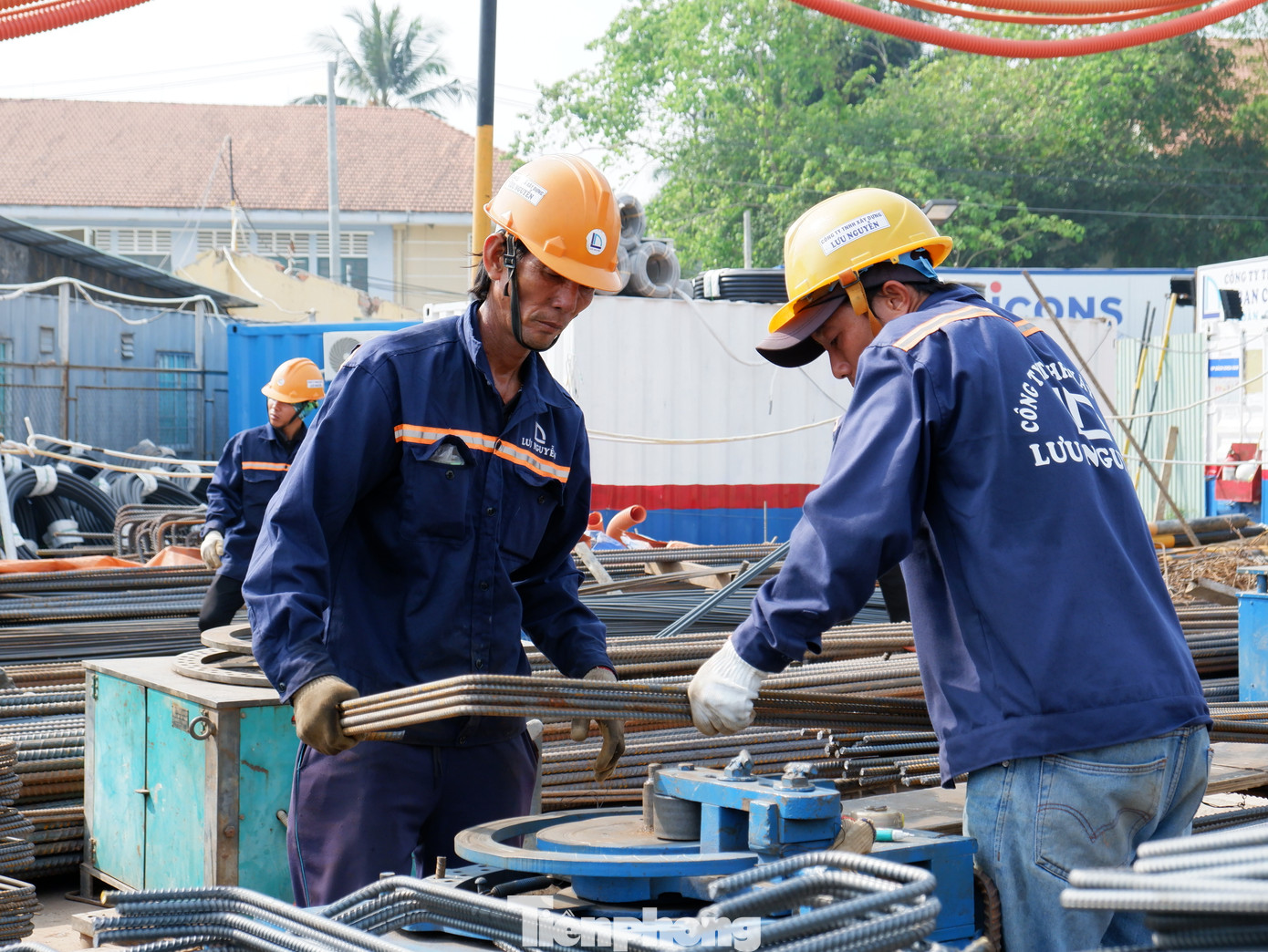 Công nhân thi công trên công trường nhà ga T3.