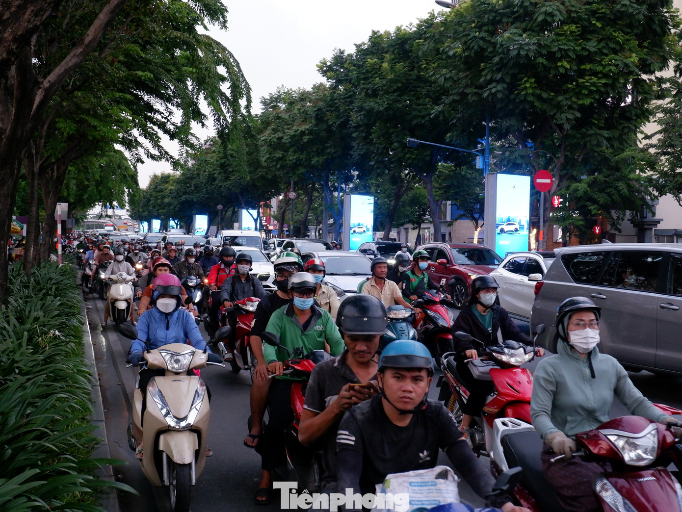 Khu vực đường Trường Sơn (đoạn trước cảng HKQT Tân Sơn Nhất) thường xuyên ùn ứ vào khoảng thời gian 17-18h hằng ngày. Khu vực đường Trường Sơn (đoạn trước cảng HKQT Tân Sơn Nhất) thường xuyên ùn ứ vào khoảng thời gian 17-18h hằng ngày.