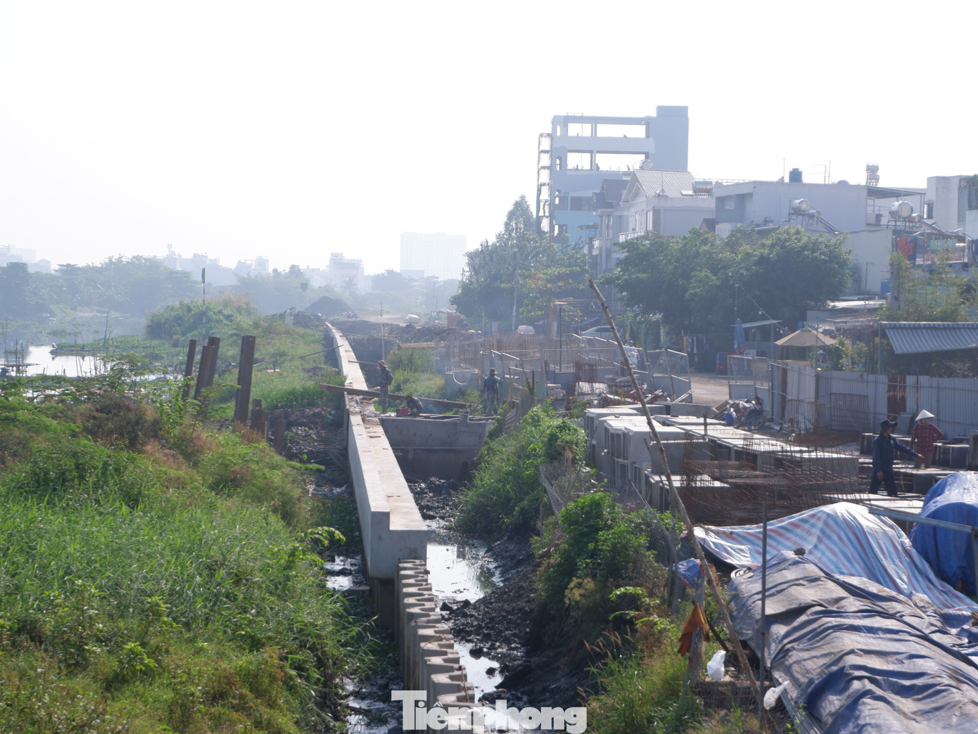 Dự án xây dựng hạ tầng và cải tạo môi trường kênh Tham Lương - Bến Cát - rạch Nước Lên (kết nối tỉnh Long An qua sông Chợ Đệm và tỉnh Bình Dương, tỉnh Đồng Nai qua sông Sài Gòn) là dự án trọng điểm thuộc Đề án chống ngập và xử lý nước thải TPHCM giai đoạn 2020-2045.