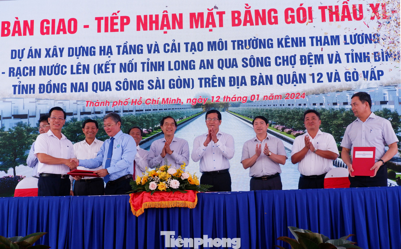 Sáng 12/1, UBND quận 12 phối hợp UBND quận Gò Vấp và chủ đầu tư đã tổ chức lễ bàn giao, tiếp nhận mặt bằng gói thầu xây lắp số 10 thuộc dự án.