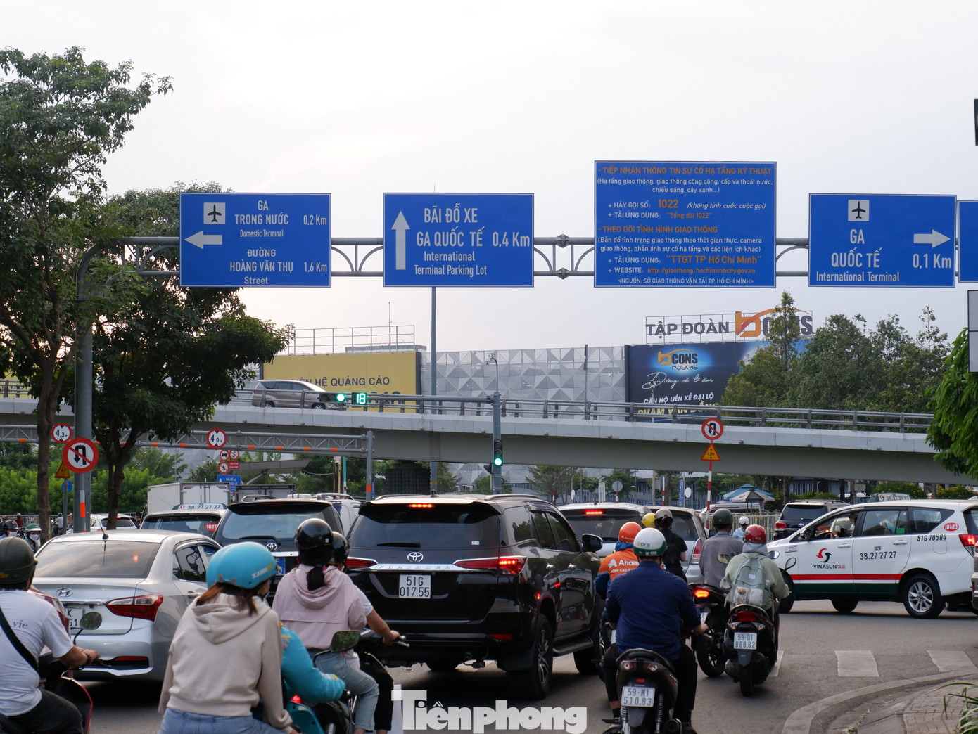 Phương tiện đông đúc trên đường Bạch Đằng (đoạn trước sân bay Tân Sơn Nhất) vào chiều 17/1. Phương tiện đông đúc trên đường Bạch Đằng (đoạn trước sân bay Tân Sơn Nhất) vào chiều 17/1.