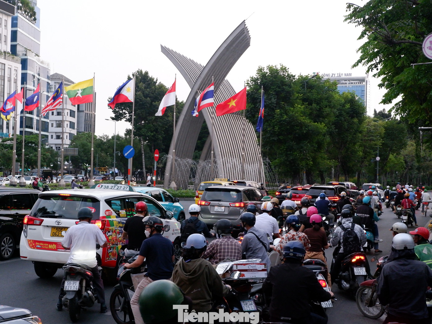 Đồng thời, đề nghị Ban Quản lý dự án đầu tư xây dựng các công trình giao thông TPHCM phối hợp với UBND quận Tân Bình và các đơn vị liên quan nghiên cứu khả thi, đầu tư xây dựng mở rộng đường Thăng Long, đường Hậu Giang lên 30m, nhằm quy hoạch 2 tuyến đường này phục vụ vận chuyển hàng hóa cho sân bay Tân Sơn Nhất. Đồng thời, đề nghị Ban Quản lý dự án đầu tư xây dựng các công trình giao thông TPHCM phối hợp với UBND quận Tân Bình và các đơn vị liên quan nghiên cứu khả thi, đầu tư xây dựng mở rộng đường Thăng Long, đường Hậu Giang lên 30m, nhằm quy hoạch 2 tuyến đường này phục vụ vận chuyển hàng hóa cho sân bay Tân Sơn Nhất.