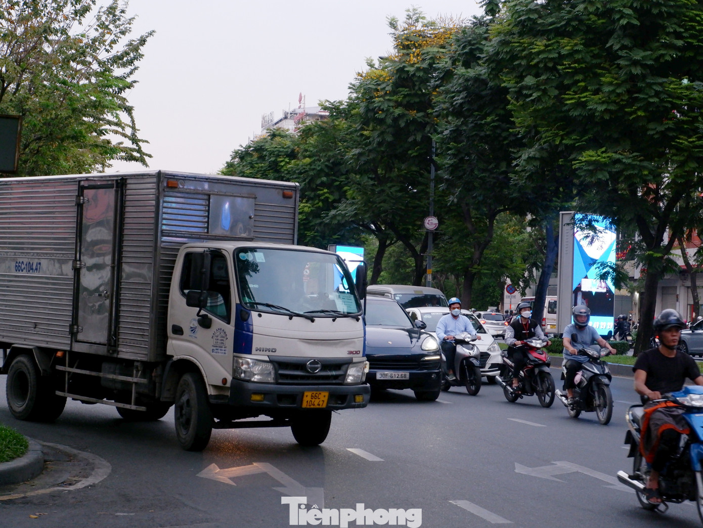 Một xe tải di chuyển trên đường Trường Sơn trong giờ cao điểm chiều 17/1. Một xe tải di chuyển trên đường Trường Sơn trong giờ cao điểm chiều 17/1.