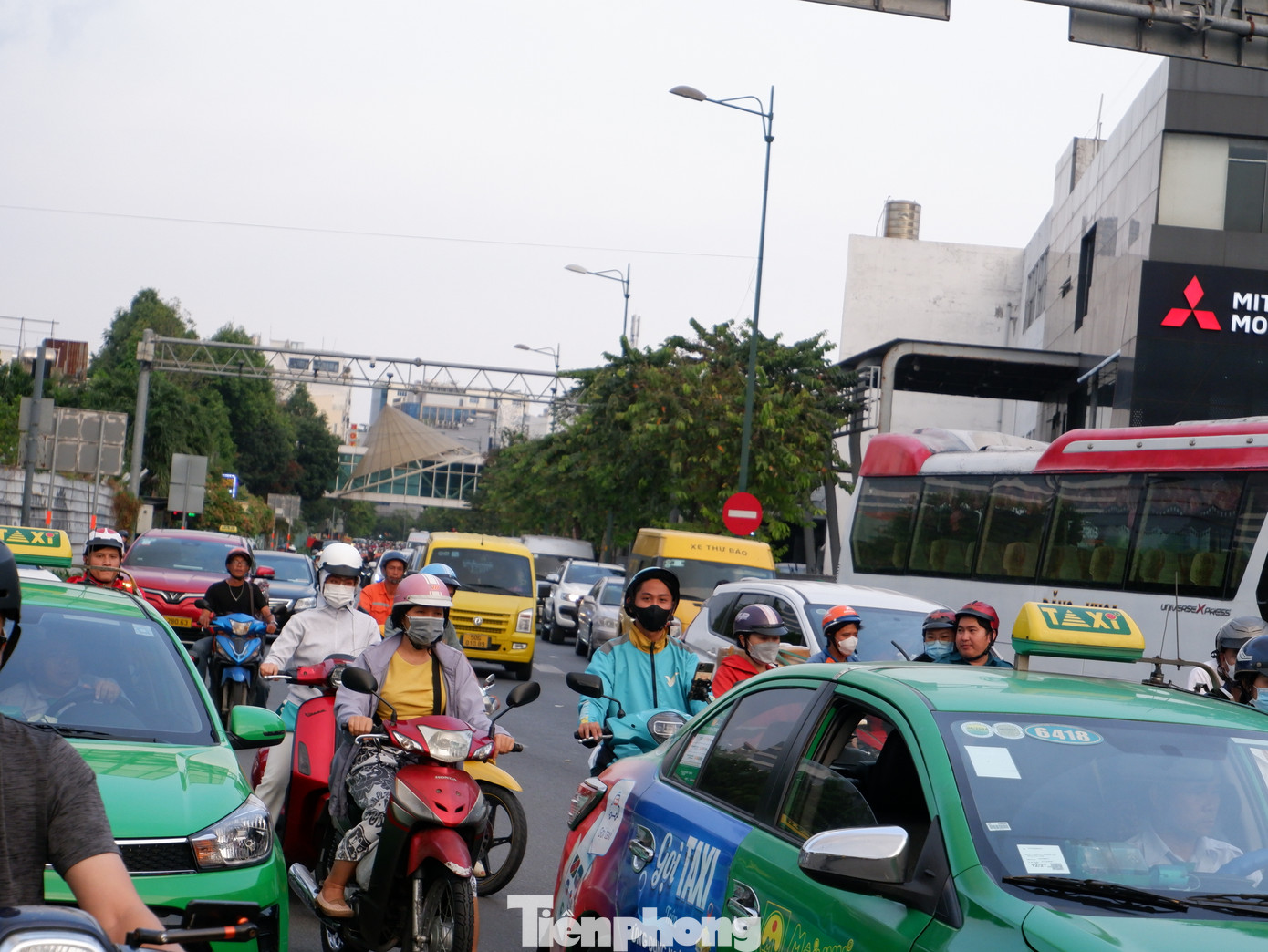 Ngoài đề xuất cấm xe tải lưu thông theo khung giờ như trên, Trung tâm Quản lý hạ tầng giao thông đường bộ TPHCM cũng đề nghị Cảng vụ Hàng không miền Nam khuyến nghị các kho, bãi phục vụ sân bay Tân Sơn Nhất chuyển đến các địa điểm khác như đường Thăng Long nhằm tránh ảnh hưởng đến thời gian cấm xe. Ngoài đề xuất cấm xe tải lưu thông theo khung giờ như trên, Trung tâm Quản lý hạ tầng giao thông đường bộ TPHCM cũng đề nghị Cảng vụ Hàng không miền Nam khuyến nghị các kho, bãi phục vụ sân bay Tân Sơn Nhất chuyển đến các địa điểm khác như đường Thăng Long nhằm tránh ảnh hưởng đến thời gian cấm xe.