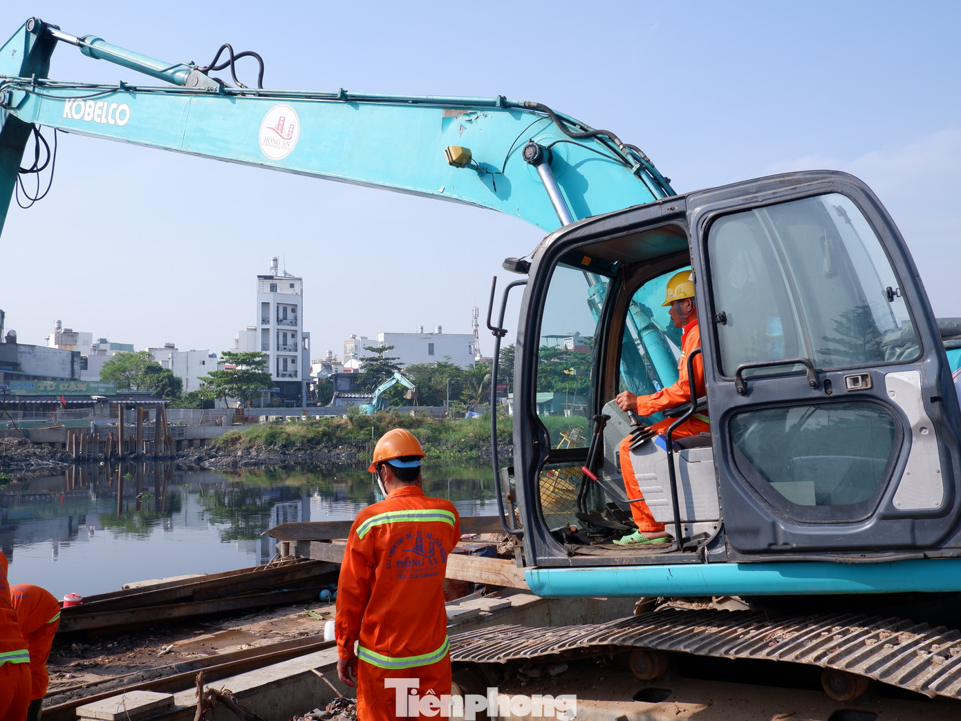 “Khối lượng công việc còn nhiều, để dự án hoàn thành các công việc trong thời gian tới, góp phần vào kế hoạch chung, tôi đề nghị các địa phương tiếp tục nỗ lực, phấn đấu thực hiện. Trong đó, UBND quận 12 cần chuẩn bị triển khai và thực hiện tốt công tác thu hồi đất, bồi thường, hỗ trợ tái định cư giai đoạn 2”- ông Trực đề nghị.