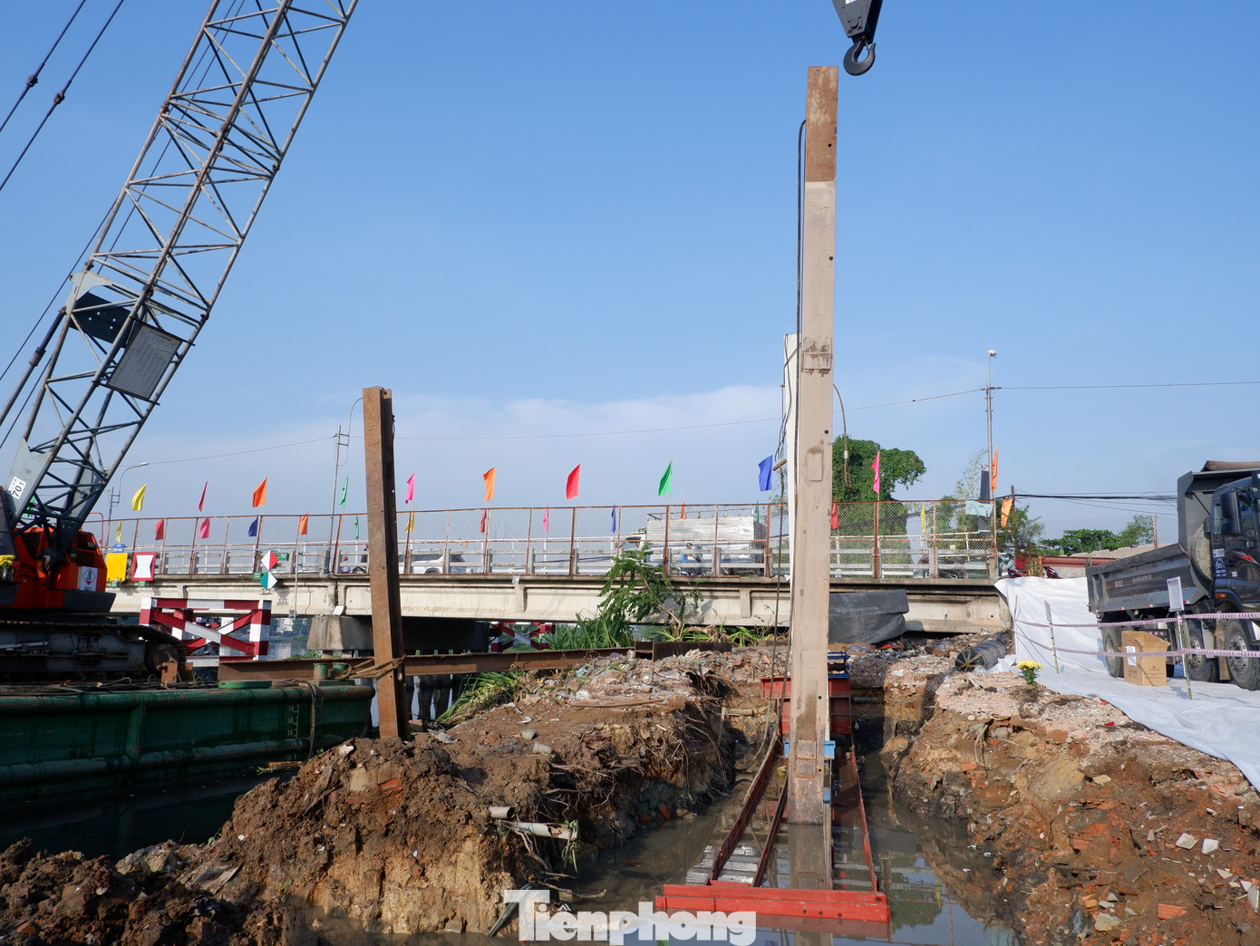 “Để đẩy nhanh tiến độ thi công, tôi đề nghị chủ đầu tư, nhà thầu thi công, đơn vị tư vấn giám sát, tư vấn thiết kế tập trung nguồn lực, nhân lực, máy móc, thiết bị thi công đảm bảo tiến độ. Trong quá trình thi công cần đảm bảo an toàn lao động, bảo vệ an toàn tài sản,không gây ô nhiễm môi trường xung quanh, hạn chế thấp nhất ảnh hưởng đến đời sống sinh hoạt người dân khu vực”- ông Phúc yêu cầu.