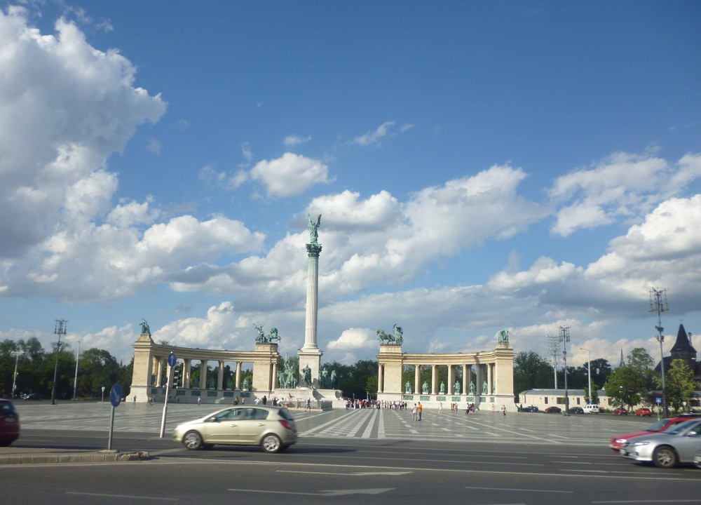 Quảng trường Anh hùng, công trình kiến trúc được xây dựng cuối thế kỷ 19 nhân dịp kỷ niệm 1.000 năm lập quốc Hungary