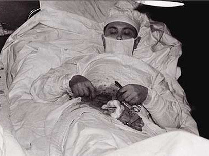 Vị bác sĩ tự mổ ruột thừa cho mình. Vị bác sĩ tự mổ ruột thừa cho mình