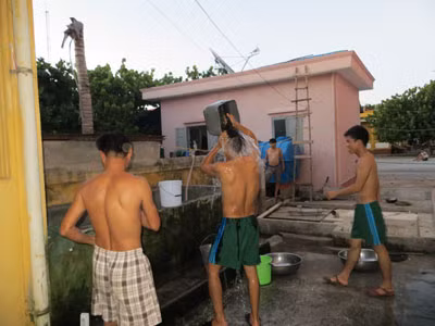 Chơi thể thao xong là tắm táp thoải mái. Nước giếng khoan trên nhiều đảo lớn tuy hơi lợ, nhưng đủ tưới rau và tắm tốt. Cú dội gàu nước của lính đảo Trường Sa Lớn “hào sảng” chả kém gì trong đất liền. Tuy nhiên, họ cho biết đồng đội ở các đảo chìm, nhà giàn vẫn phải rất dè sẻn nước ngọt