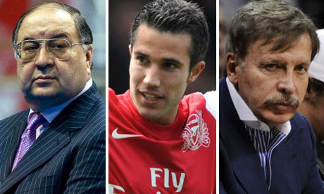 Cổ đông Usmanov (trái) quyết định tấn công ông chủ Kroenke (phải) sau khi đội trưởng Van Persie khẳng định không ở lại Arsenal