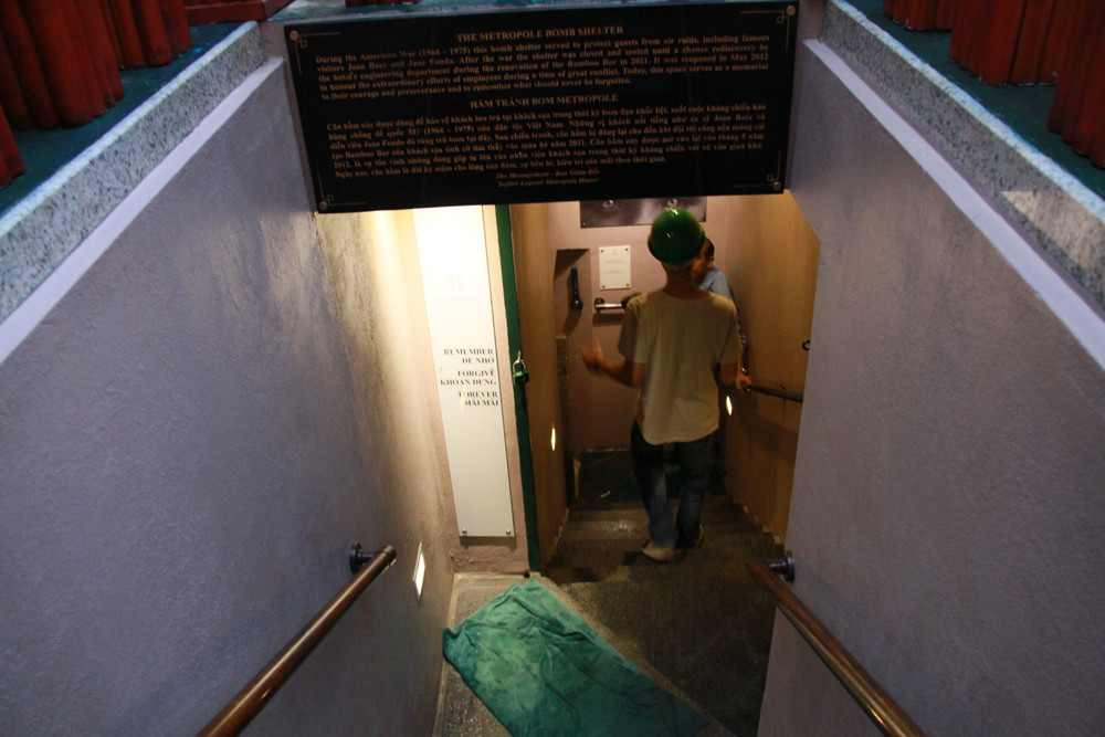 Lối vào hầm tránh bom trong khách sạn Metropole