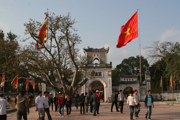 Nhiều người đổ về đền Trần đi lễ cầu may trước ngày Khai ấn