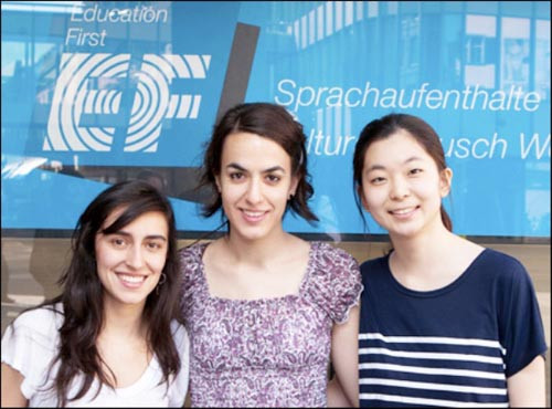 Min Jae (áo kẻ) cùng 2 người bạn đoạt giải thưởng trong cuộc thi