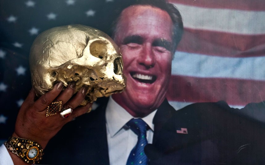 Hình đầu lâu được đưa ra trước hình ảnh ông Mitt Romney trong một nghi lễ ở lưu vực sông Amazon ở Nam Mỹ với mong muốn “ông Obama hãy đánh bại ông Romney”