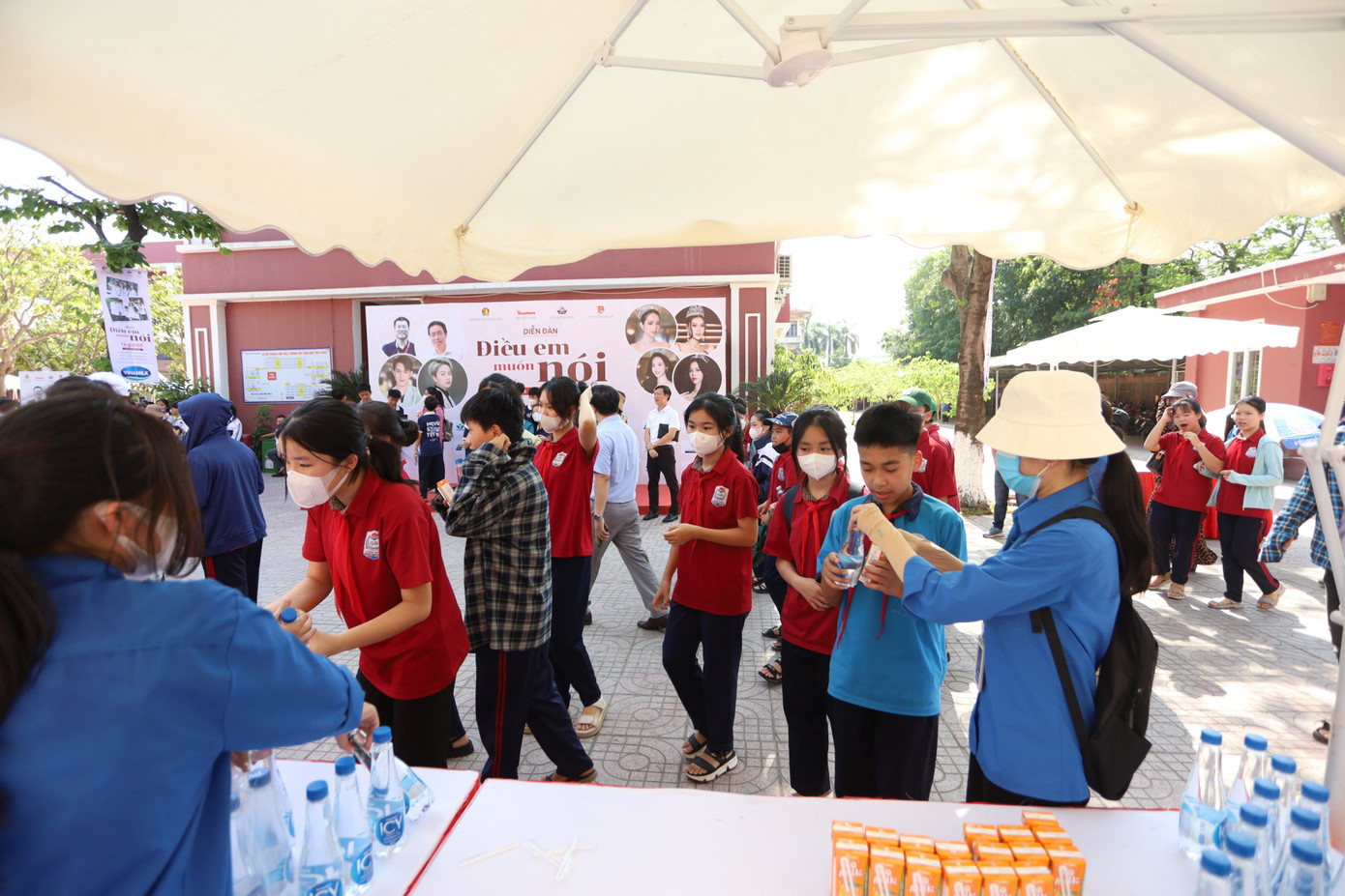 Ban tổ chức phát nước, sữa cho các bạn học sinh Ban tổ chức phát nước, sữa cho các bạn học sinh