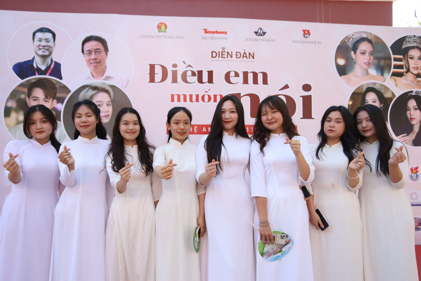 Tranh thủ chụp selfie cùng bạn bè Tranh thủ chụp selfie cùng bạn bè