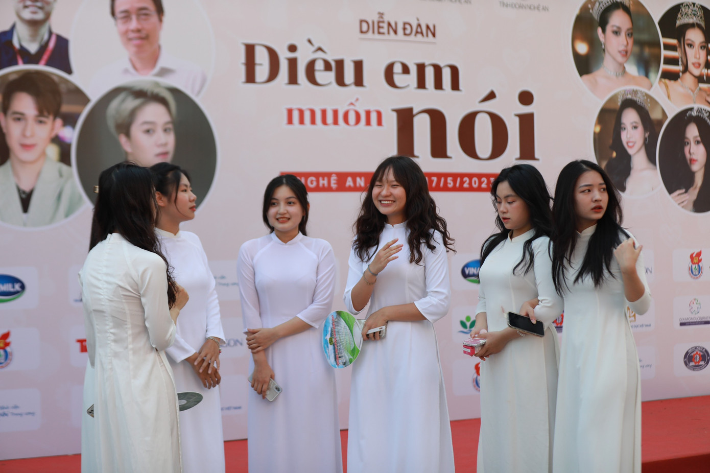 15h30 mới diễn ra Diễn đàn, nhưng rất nhiều học sinh đã đội nắng đến Diễn đàn từ rất sớm 15h30 mới diễn ra Diễn đàn, nhưng rất nhiều học sinh đã đội nắng đến Diễn đàn từ rất sớm