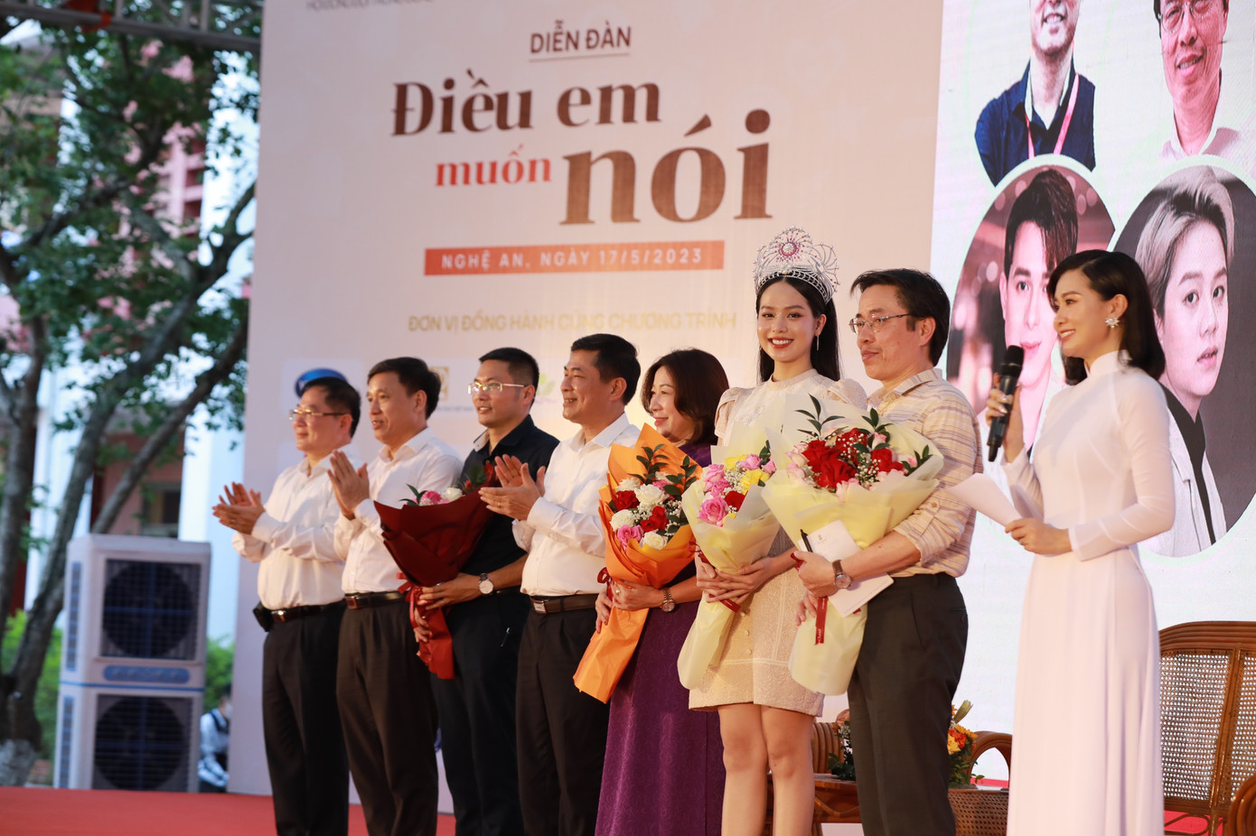 Ban tổ chức tặng hoa diễn giả, khách mời tại Diễn đàn Ban tổ chức tặng hoa diễn giả, khách mời tại Diễn đàn