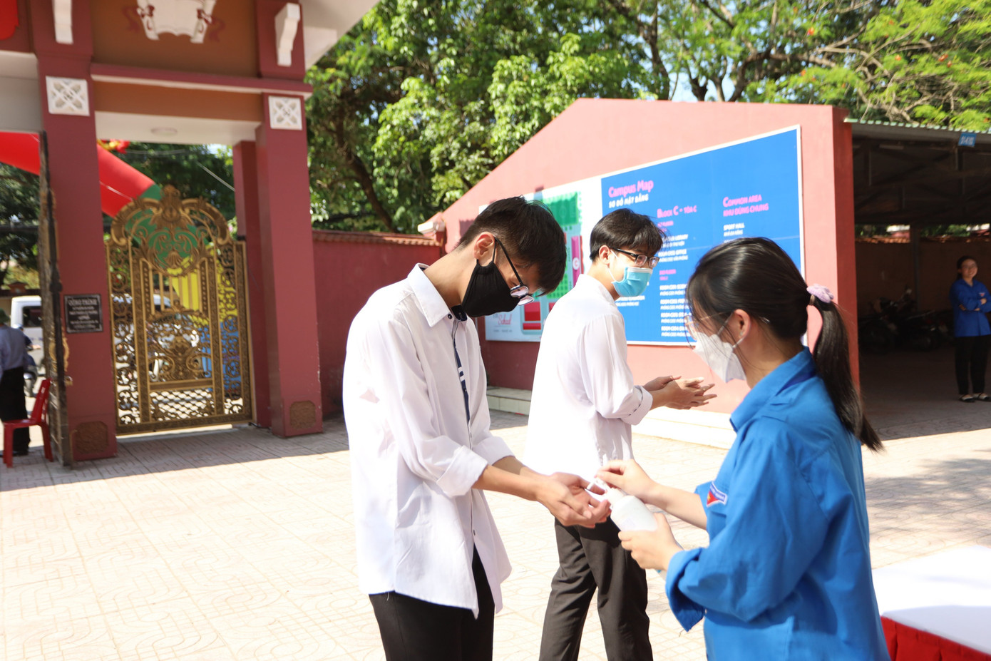 Học sinh sát khuẩn trước khi vào trường tham dự Diễn đàn Học sinh sát khuẩn trước khi vào trường tham dự Diễn đàn