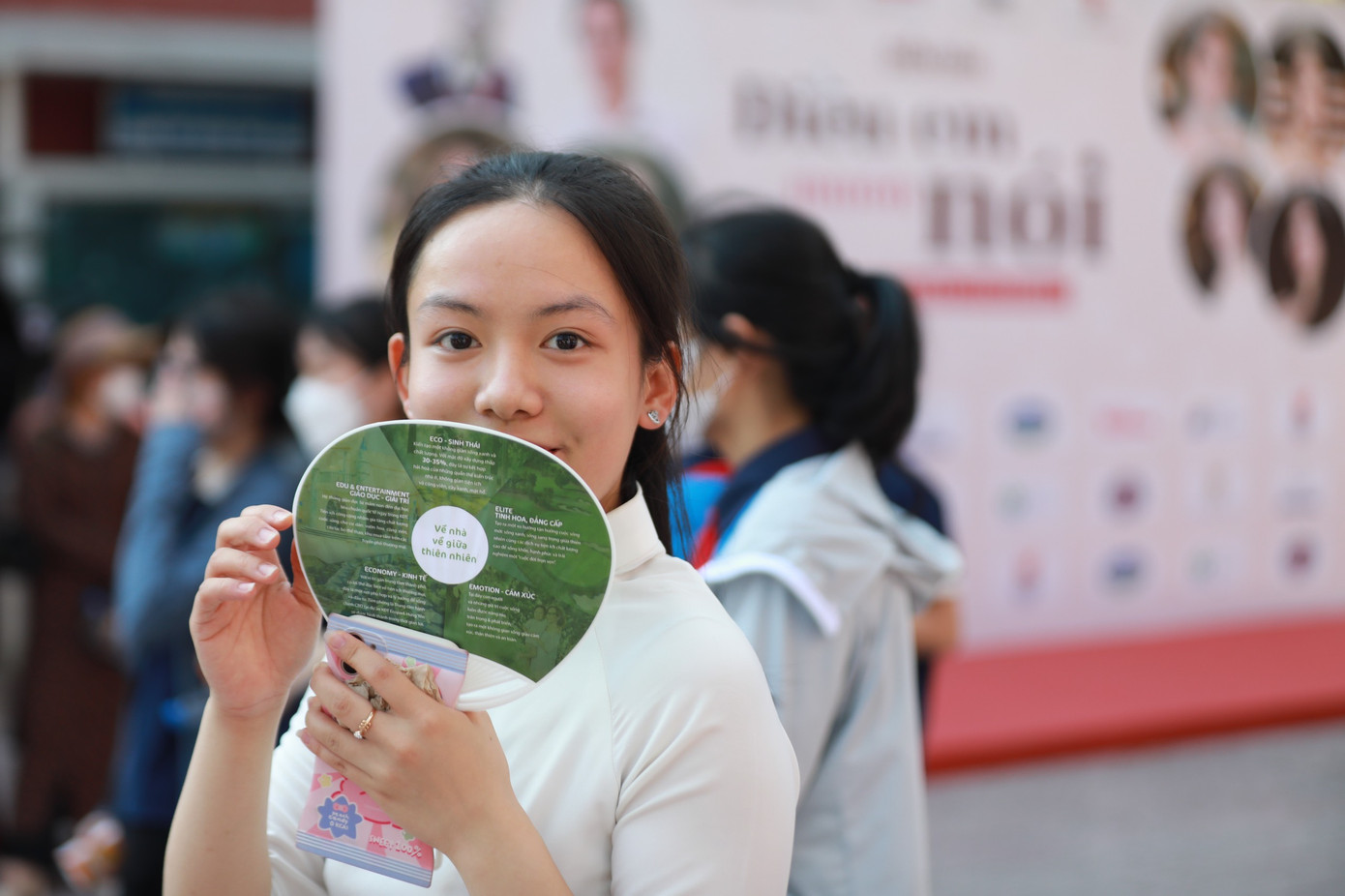 Thời tiết thành phố Vinh- Nghệ An hôm nay khá nóng, nhưng không làm khó được sự háo hức, vui tươi của các em học sinh đến tham gia Diễn đàn Thời tiết thành phố Vinh- Nghệ An hôm nay khá nóng, nhưng không làm khó được sự háo hức, vui tươi của các em học sinh đến tham gia Diễn đàn