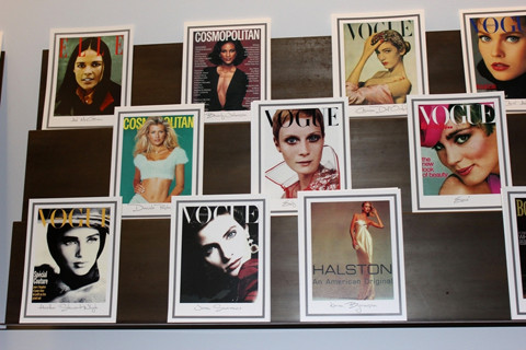 Bức tường trưng bày những tấm ảnh bìa của các người mẫu nổi tiếng tại công ty quản lý người mẫu Trump
