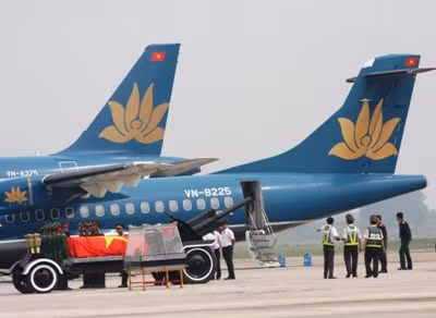 Máy bay ATR72 được lựa chọn chuyên chở linh cữu Đại tướng. (Ảnh chụp tại buổi diễn tập chuyển linh cữu Đại tướng lên máy bay)