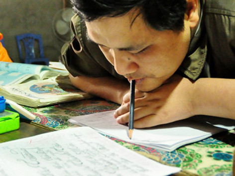 “Thầy giáo” Trường ở thôn Nhân Lý, xã Nam Phương Tiến (Chương Mỹ Hà Nội) bị teo cơ bẩm sinh