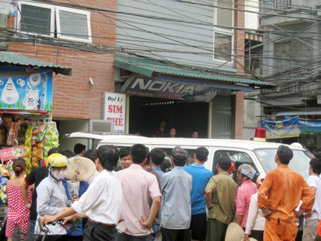 Đông đảo người dân hiếu kỳ đến theo dõi sự việc