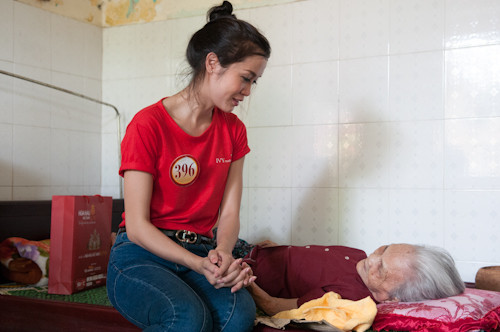 Vũ Ngọc Anh bên cụ bà nhiều tuổi nhất tại trung tâm.