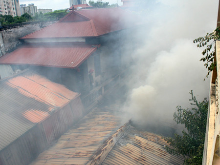 Kho sơn bốc cháy nghi ngút