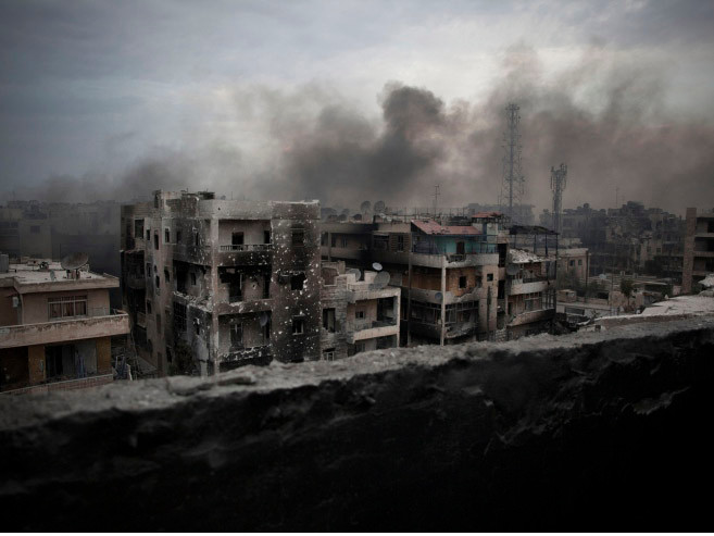 Khói bốc lên từ những tòa nhà ở quận Saif Al Dawla, thuộc thành phố Aleppo, Syria