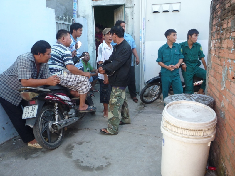 Rất đông người dân theo giõi công tác khám nghiệm