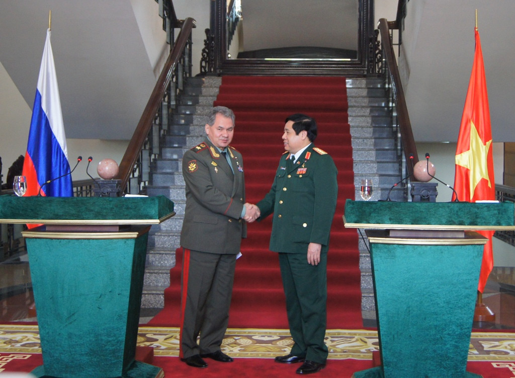 Hai Bộ trưởng bắt tay nhau sau cuộc họp báo