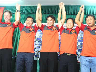 HLV trưởng Phan Thanh Hùng (giữa) cùng BHL ĐTQG. Ảnh: VSI