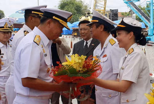 Chuẩn đô đốc Sompop Suwitayalangkarn nhận bó hoa chúc mừng từ nữ hải quân Việt Nam