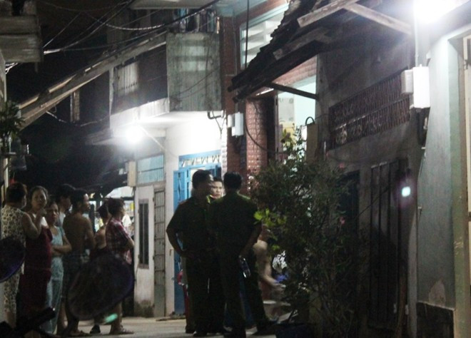 Công an khám nghiệm hiện trường và lấy lời khai tại nhà bà B. 