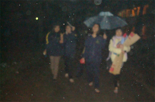 Sinh viên ĐH Nông nghiệp Hà Nội ôm chăn chiếu đi đăng ký tín chỉ